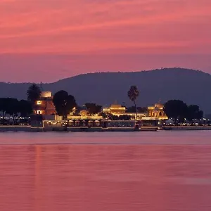 Jagmandir Island Palace - Grand Heritage ***** Udaipur